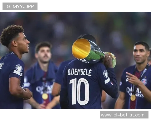 意甲激战巴黎圣日耳曼凭点球险胜曼联转会传闻引发热议