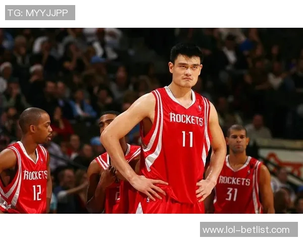 姚明在赛场上的反感时刻揭示了运动员的真实情感与压力挑战