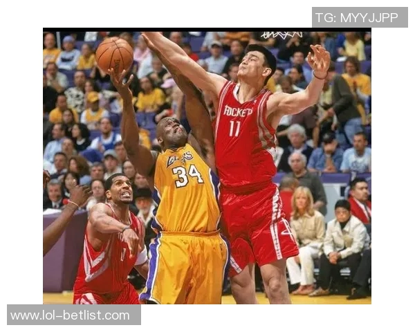 姚明发边线瞬间回顾：传奇巨星的篮球智慧与团队协作的完美结合