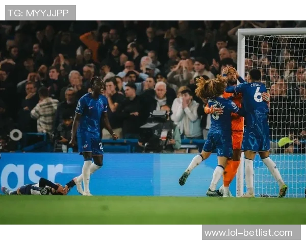 欧联杯激战阿森纳险胜热刺争议判罚引发全场沸腾