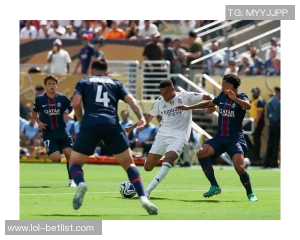 世界杯激情对决AC米兰逆转巴黎圣日耳曼帽子戏法引爆全场